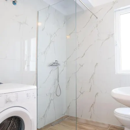 2 Bedrooms 30 Steps From The Sarandë