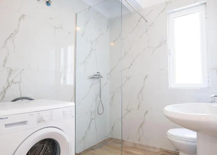2 Bedrooms 30 Steps From The Sarandë